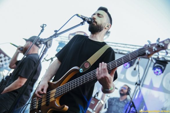 AboveustheWaves-live4