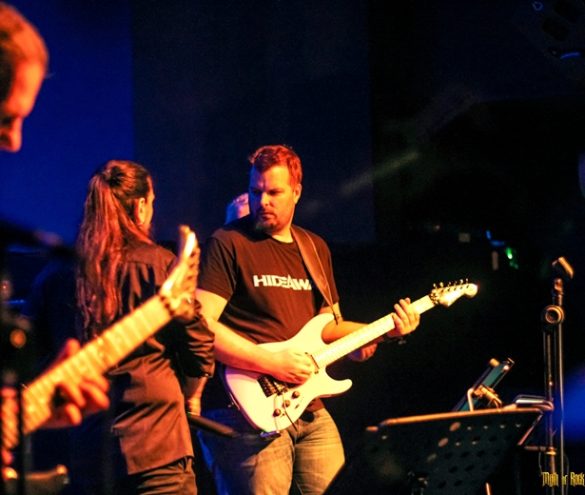 Hideaway-live3